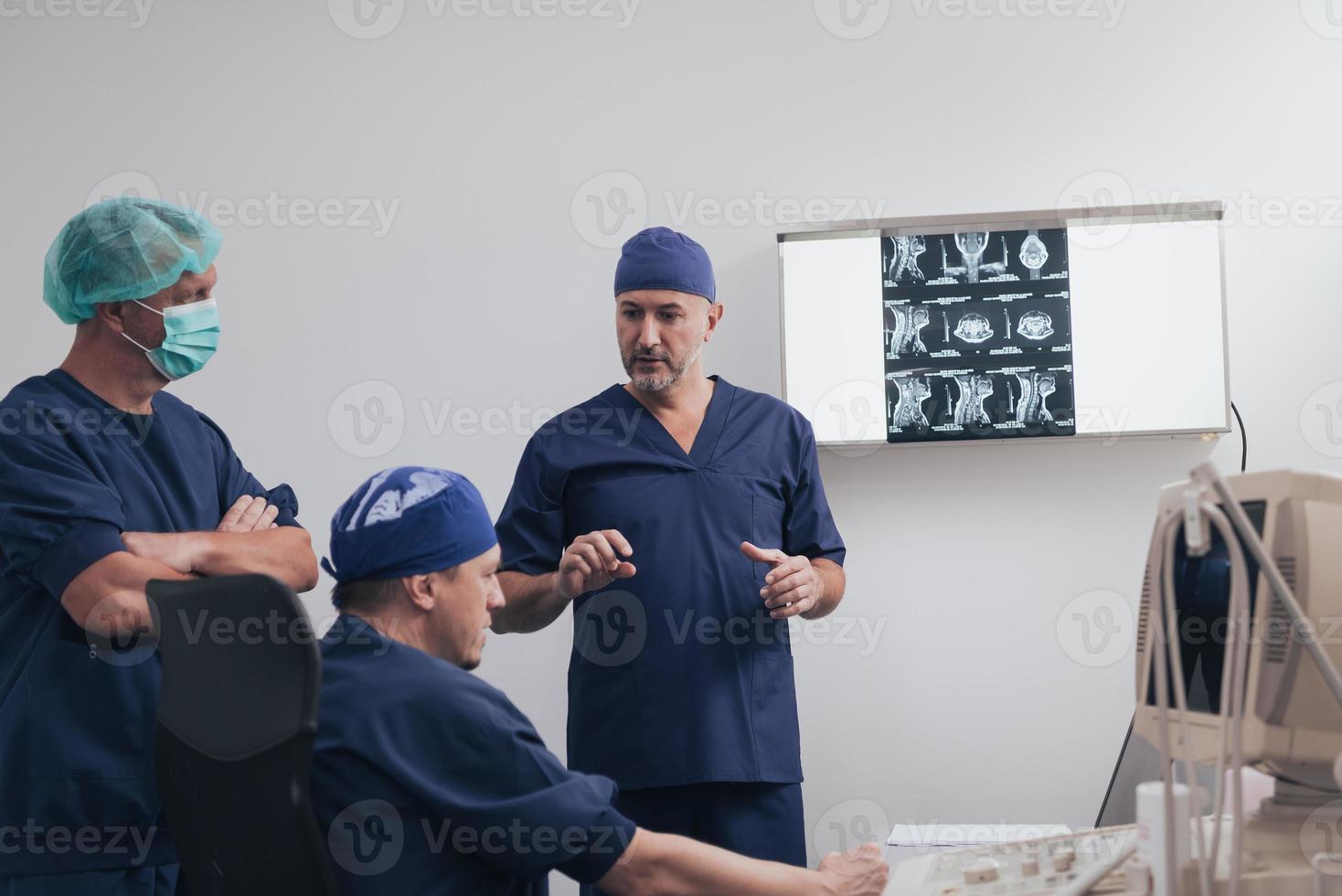 equipe de médicos ortopedistas examinando imagens de raio-x digital em clínica ou hospital foto