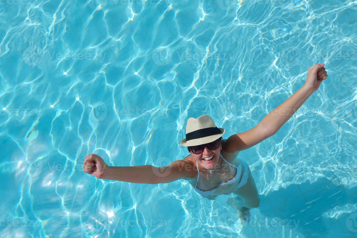 mulher feliz na piscina foto