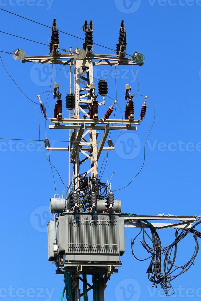 fios elétricos que transportam corrente de alta tensão. foto