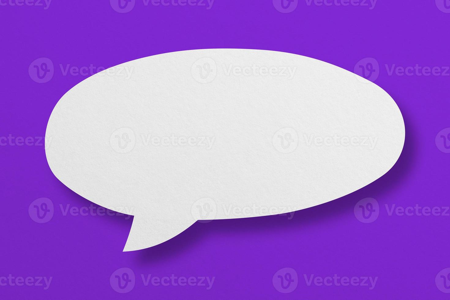 papel branco com bolhas do discurso isoladas em bolhas de comunicação de fundo roxo foto