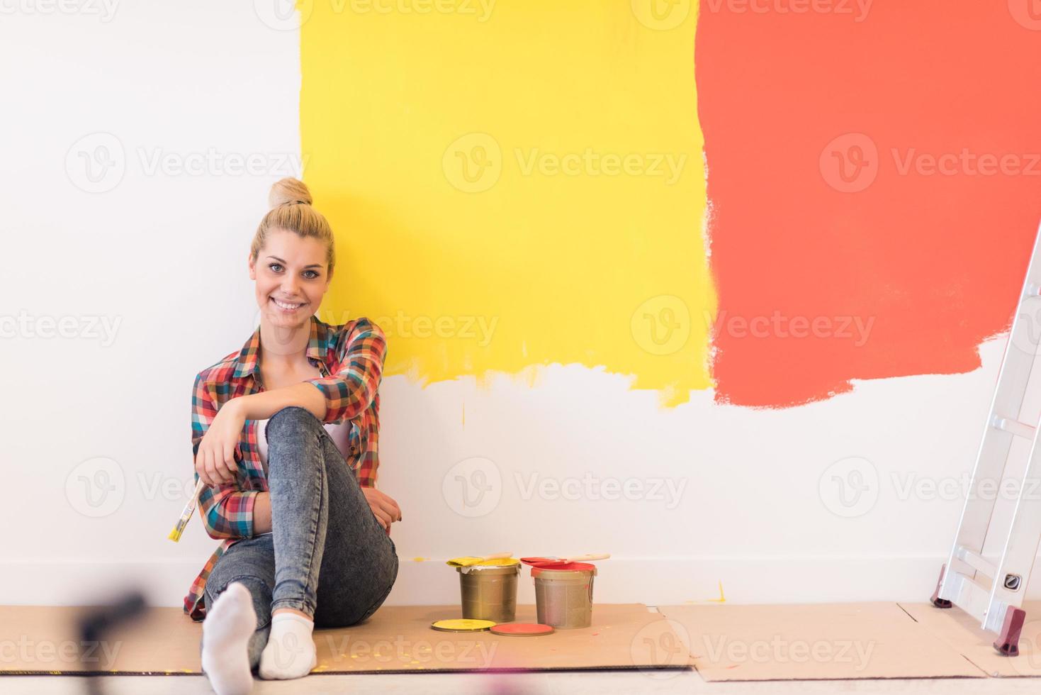 jovem pintora sentada no chão foto