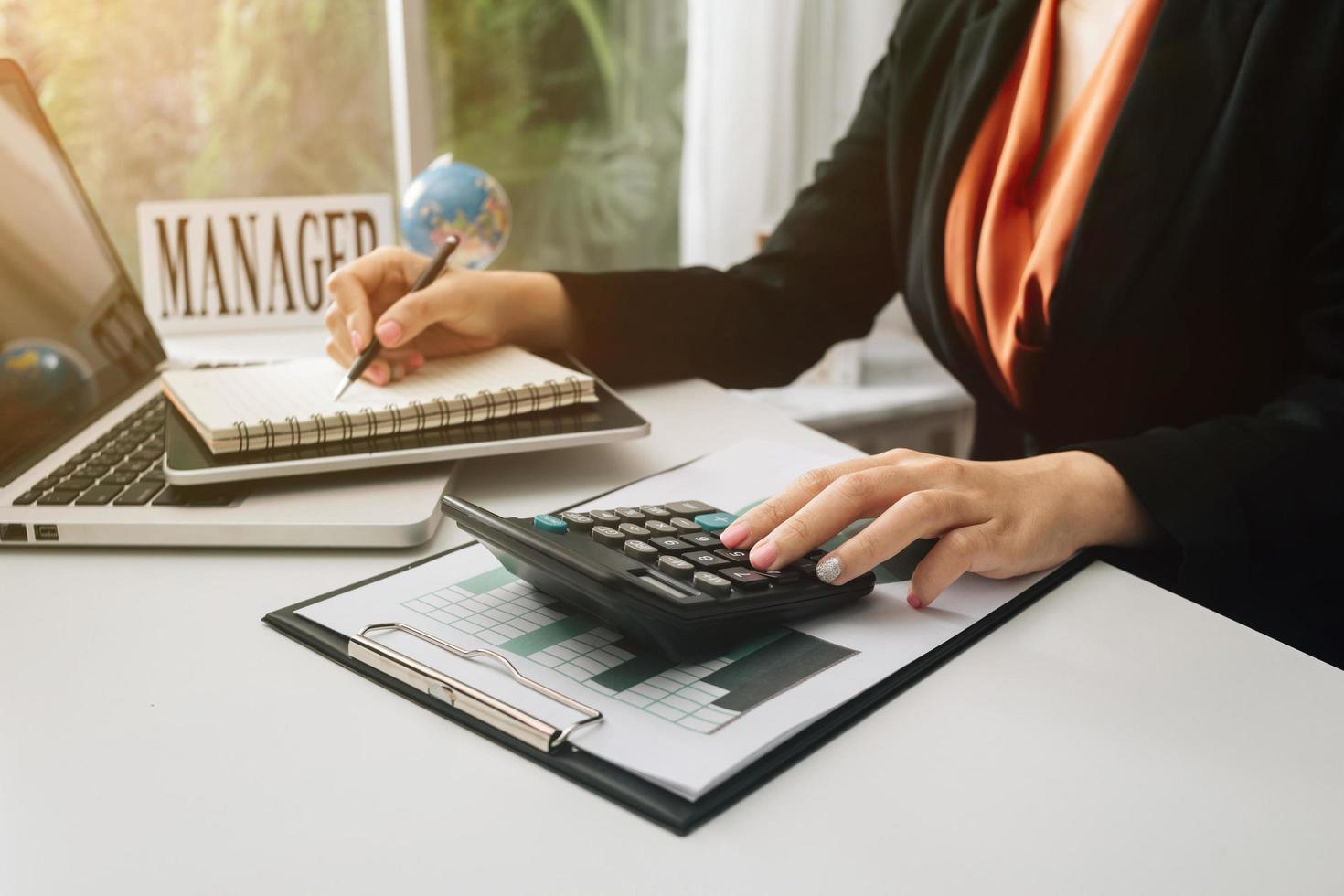 empresários reunidos para analisar e discutir e debater os dados do gráfico do relatório financeiro no trabalho em equipe do consultor financeiro do escritório e no conceito de contabilidade. foto