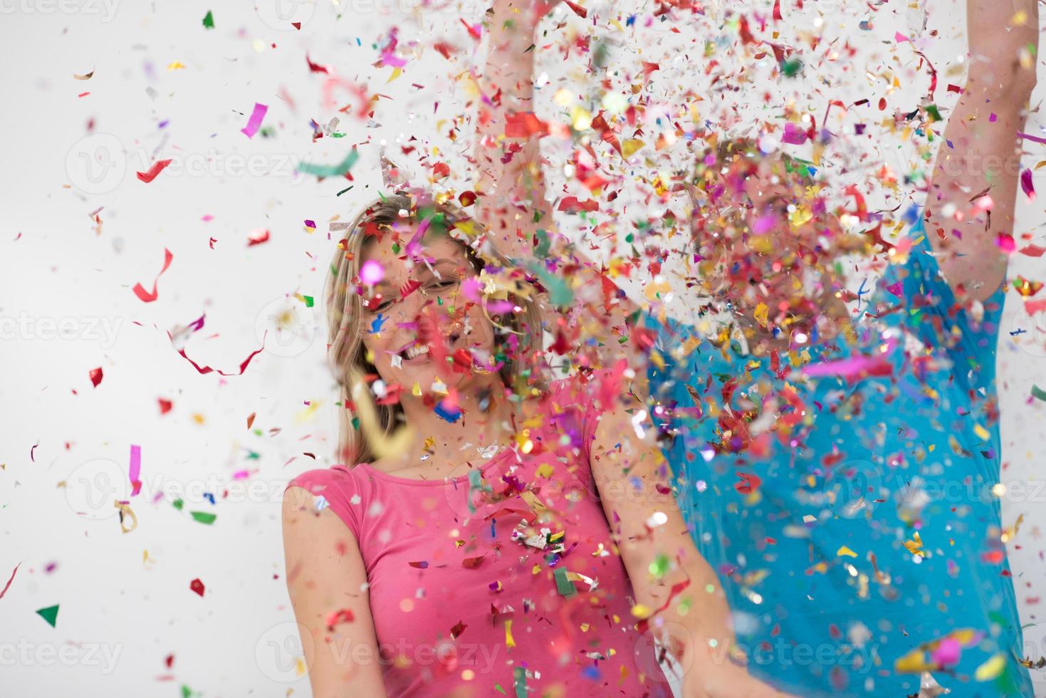casal jovem romântico comemorando festa com confete foto