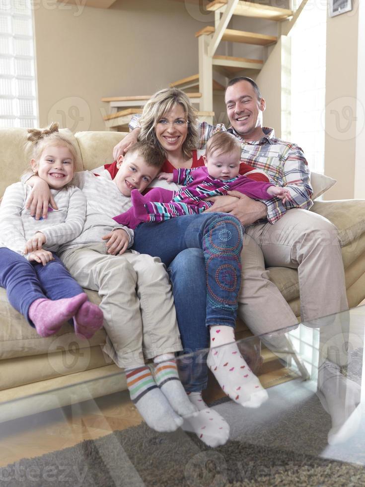 família jovem feliz em casa foto