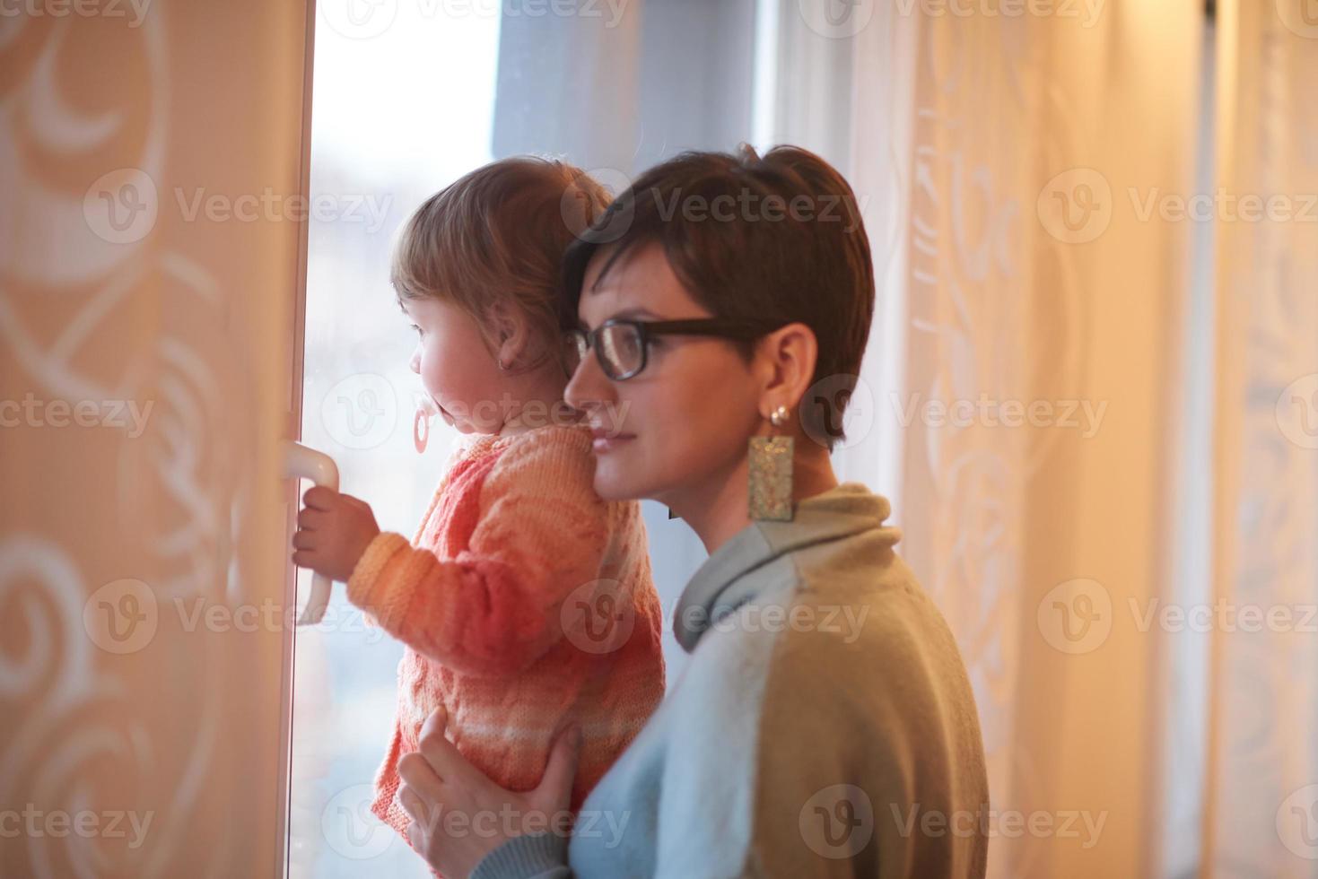 mãe e filho em casa foto