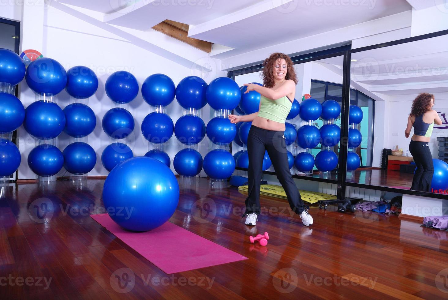 jovem mulher bonita se exercitando em um centro de fitness foto