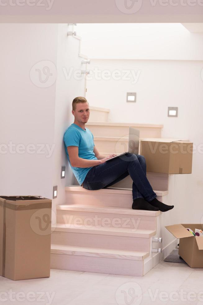 jovem sentado na escada em casa foto