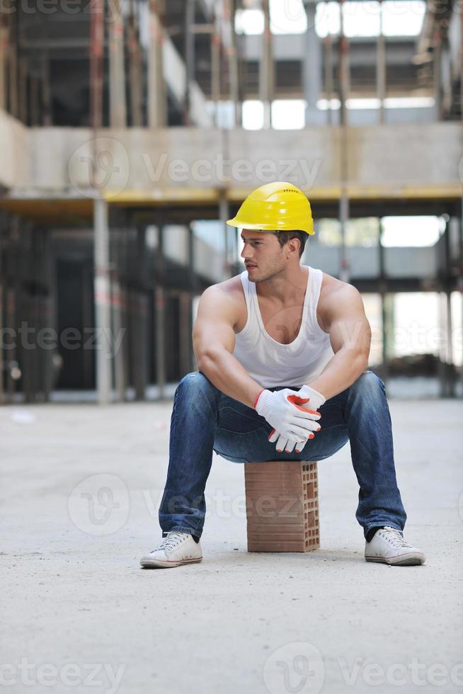 trabalhador duro no canteiro de obras foto