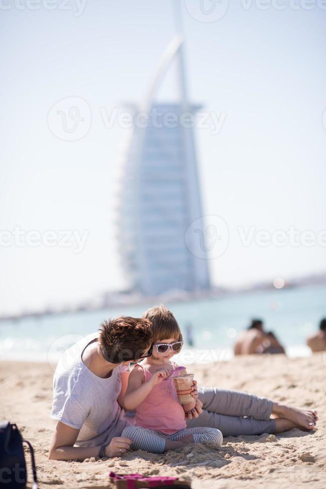 mãe e filha na praia foto