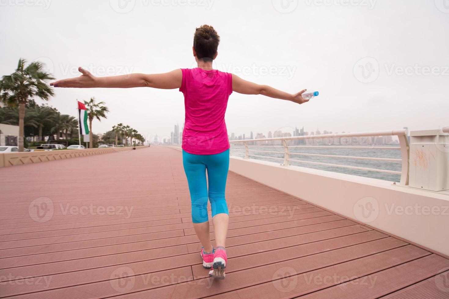 jovem comemorando uma corrida de treinamento bem sucedida foto