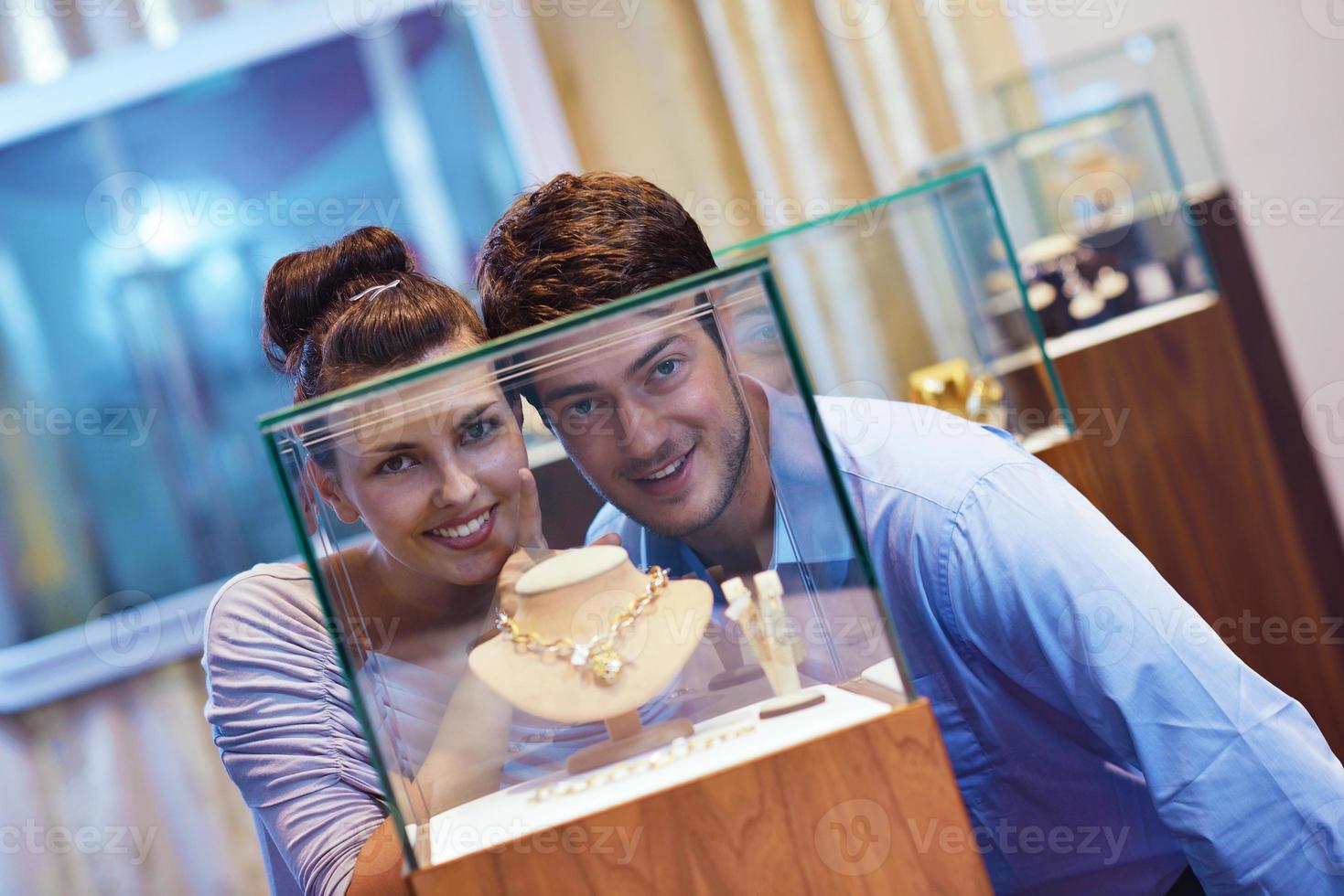 casal jovem feliz em joalheria foto