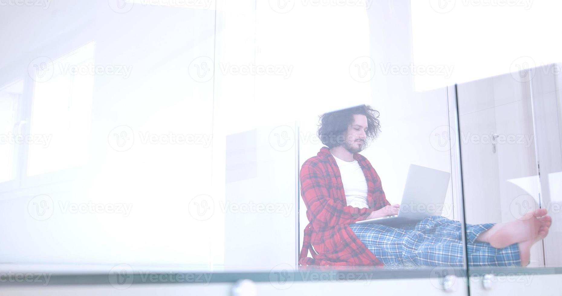 homem desfrutando de estilo de vida relaxante foto