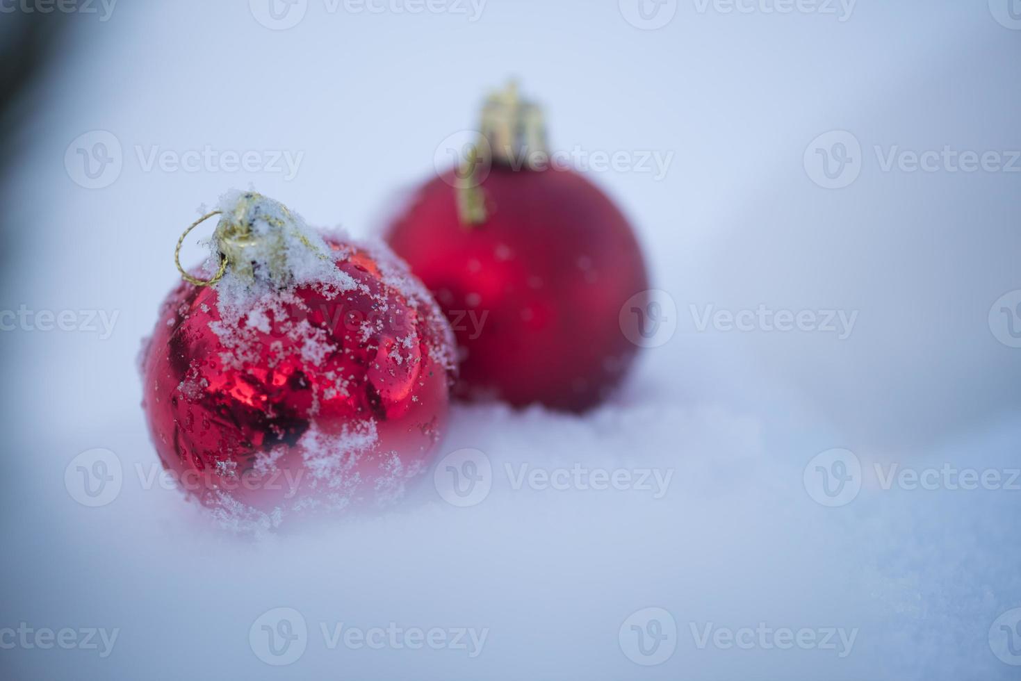 bolas vermelhas de natal na neve fresca foto