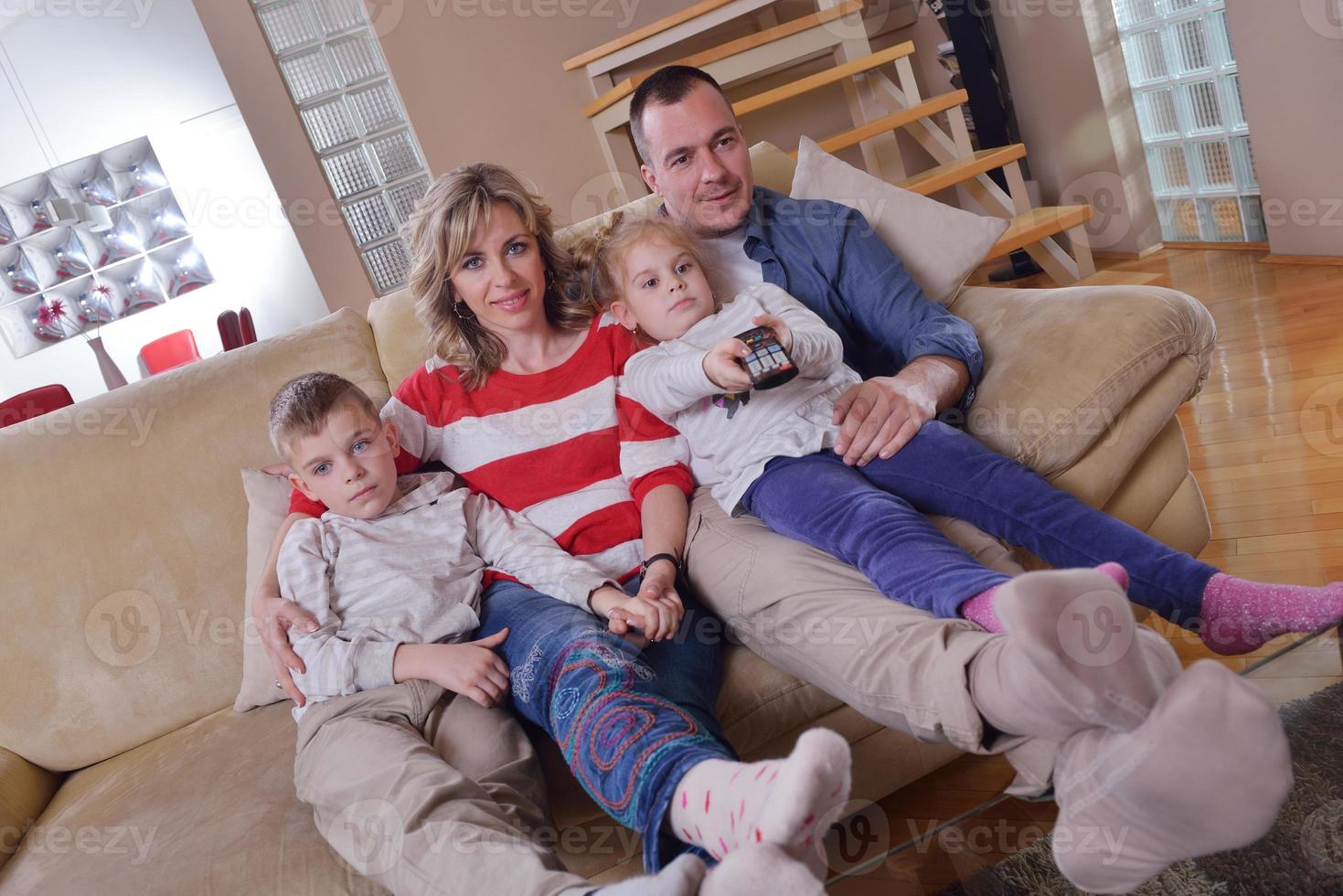 família jovem feliz em casa foto