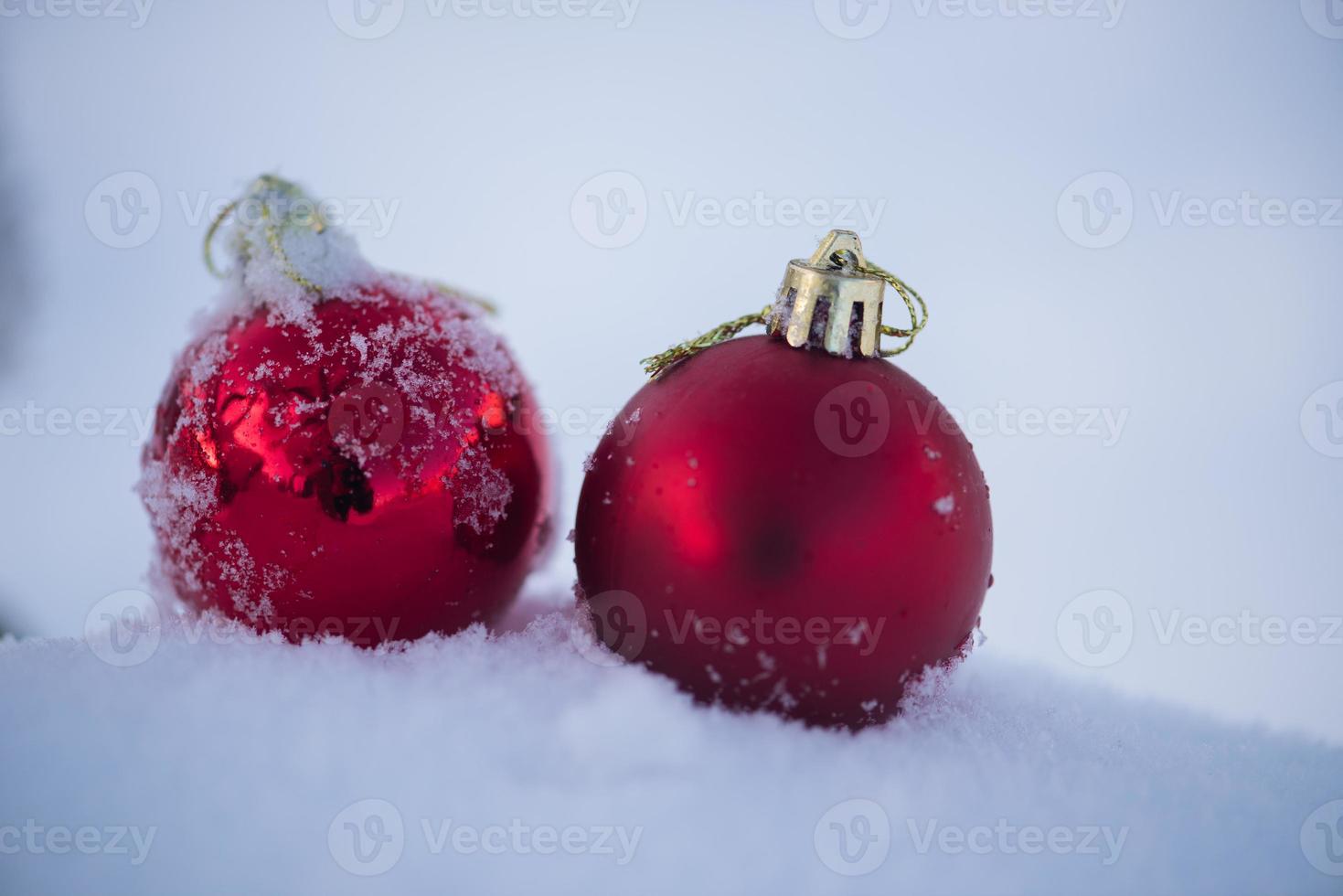 bola de natal na neve foto