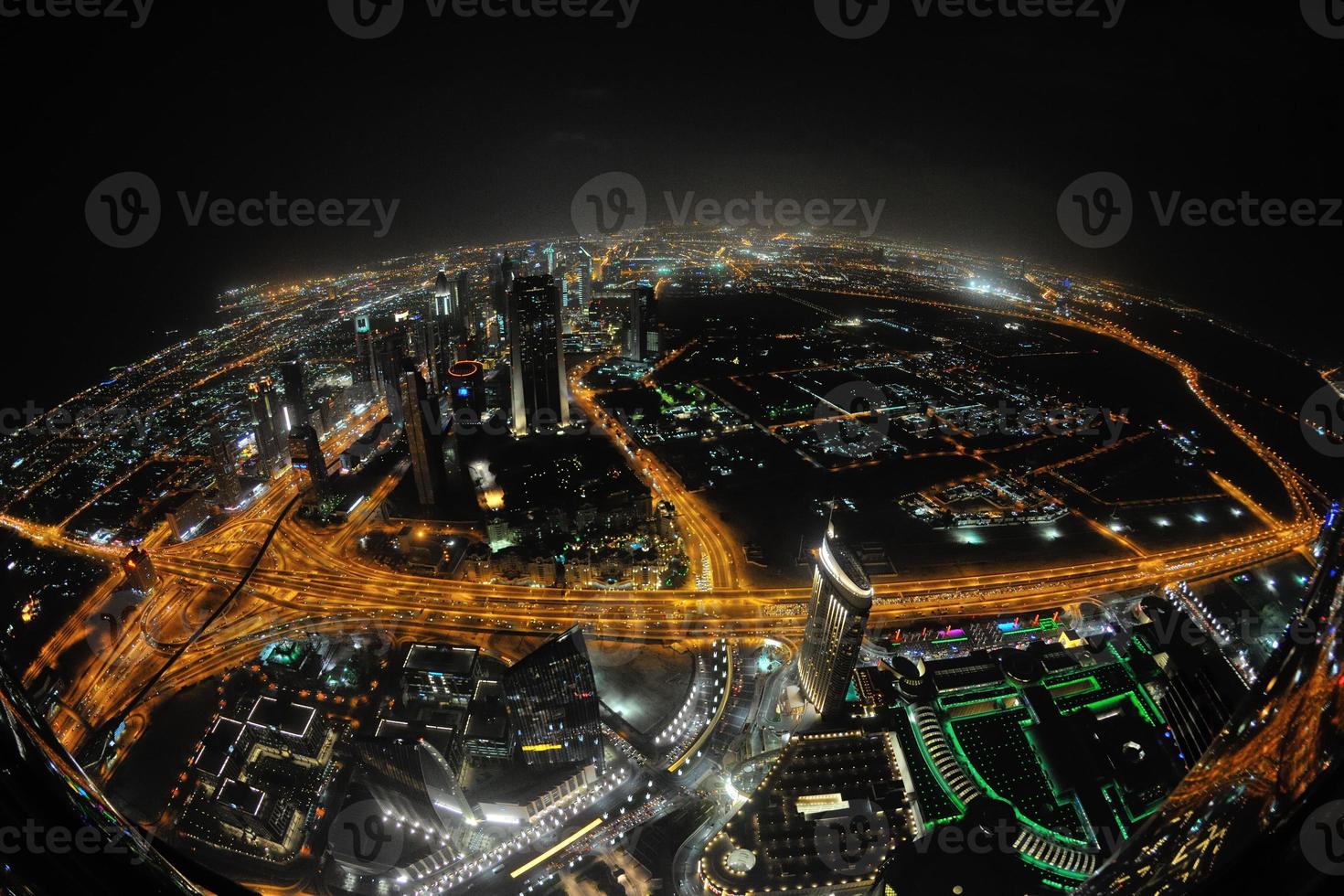 panorama da cidade de dubai no centro da cidade à noite foto