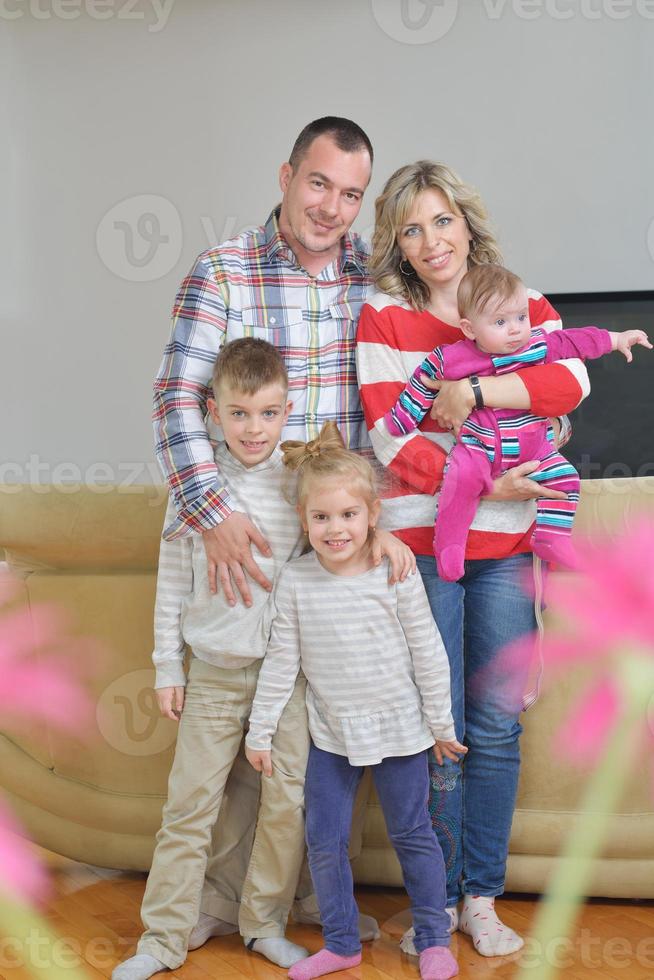 família jovem feliz em casa foto