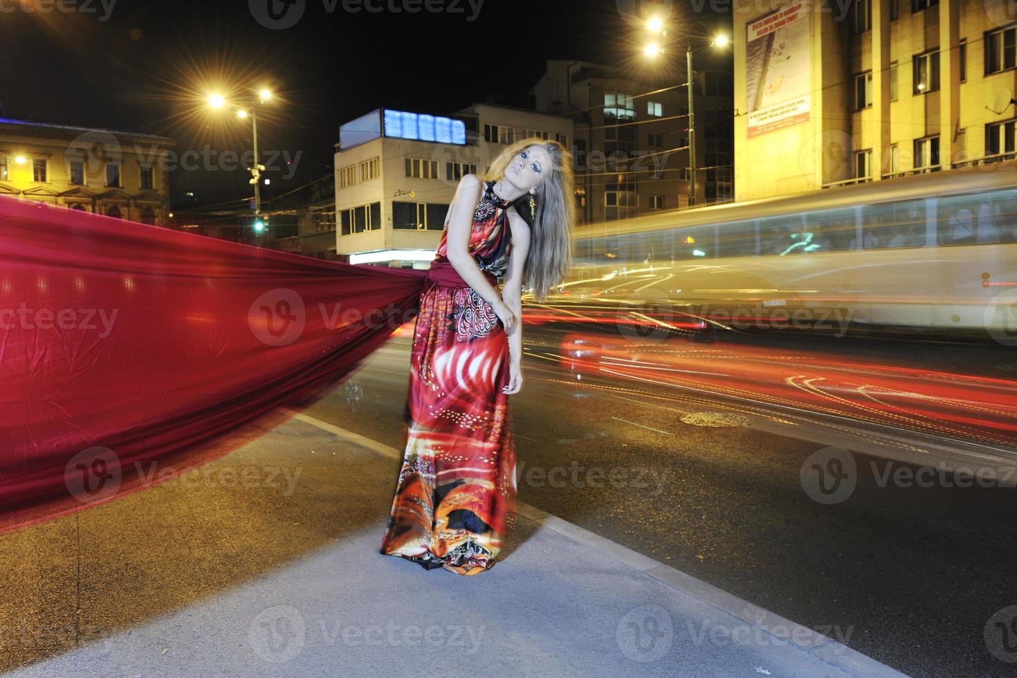 mulher elegante na rua da cidade à noite foto