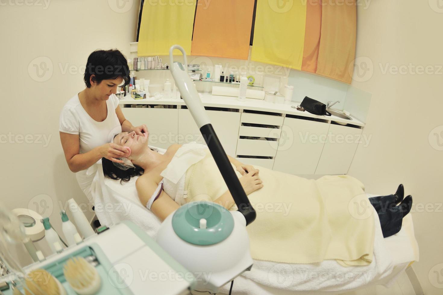 mulher com máscara facial em estúdio de cosméticos foto