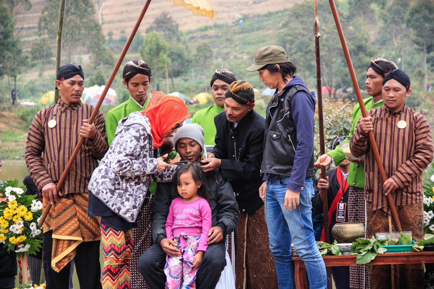 dieng, indonésia - 1 de agosto de 2015. festival de cultura de dieng, turistas seguem a procissão de dreadlocks durante o evento do festival de cultura de dieng em dieng, distrito de banjarnegara, java central foto