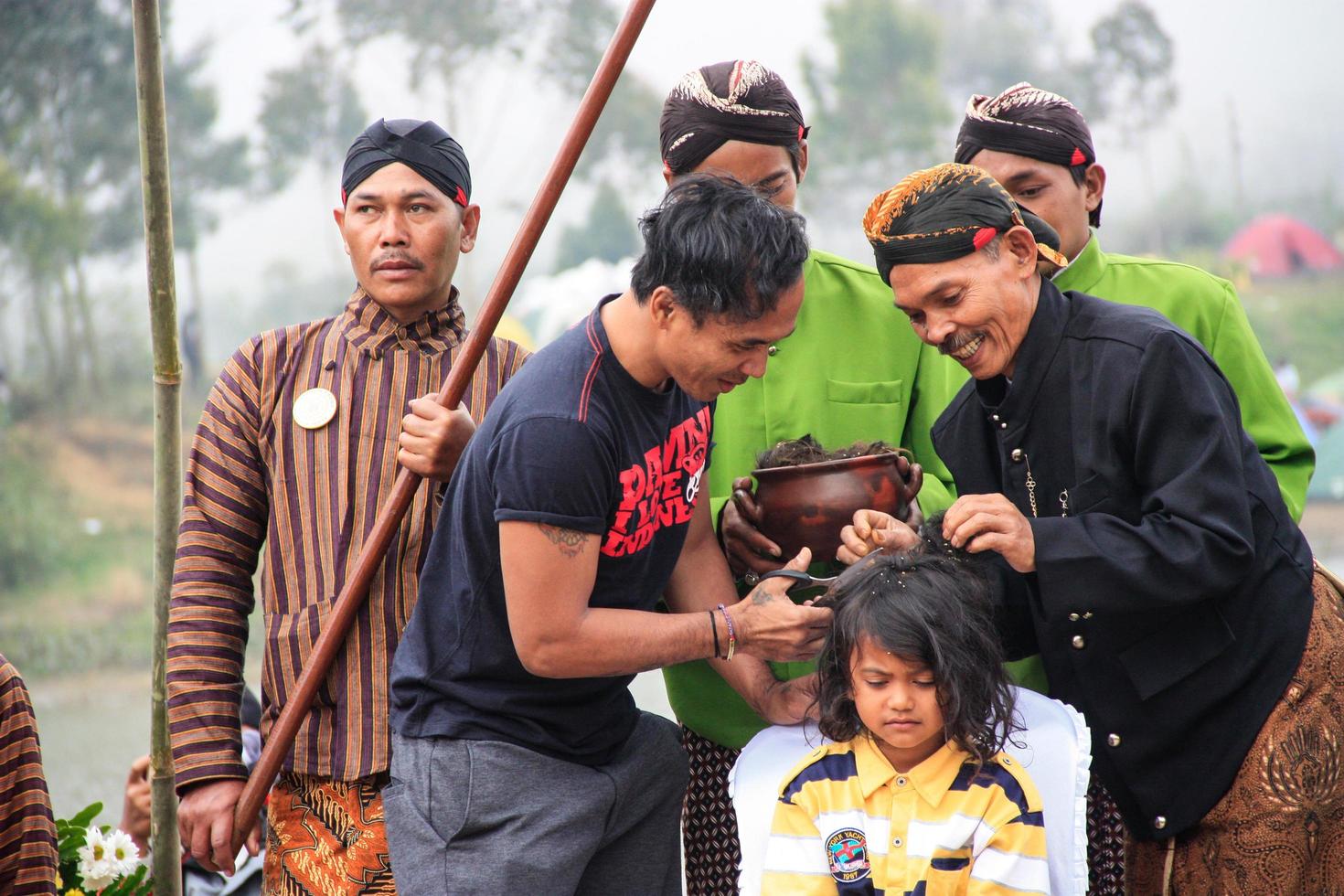 dieng, indonésia - 1 de agosto de 2015. festival de cultura de dieng, turistas seguem a procissão de dreadlocks durante o evento do festival de cultura de dieng em dieng, distrito de banjarnegara, java central foto