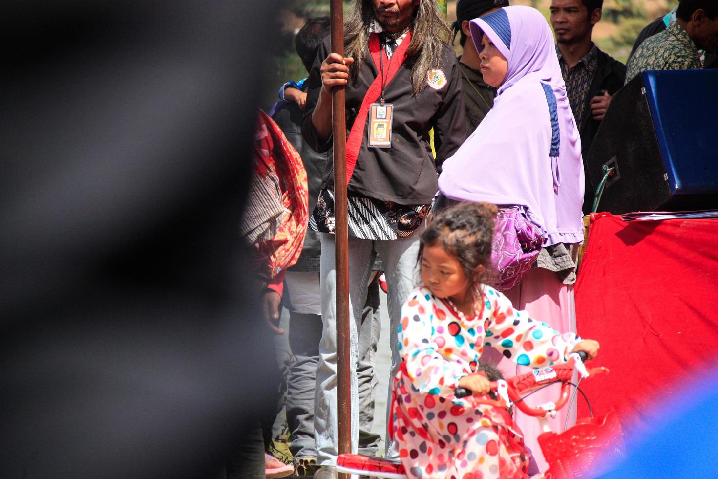 dieng, indonésia - 1 de agosto de 2015. festival de cultura de dieng, turistas seguem a procissão de dreadlocks durante o evento do festival de cultura de dieng em dieng, distrito de banjarnegara, java central foto