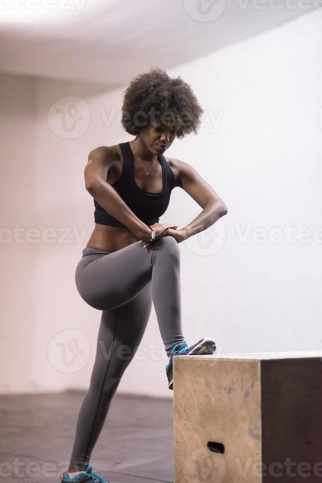 mulher negra está se preparando para saltos de caixa no ginásio foto