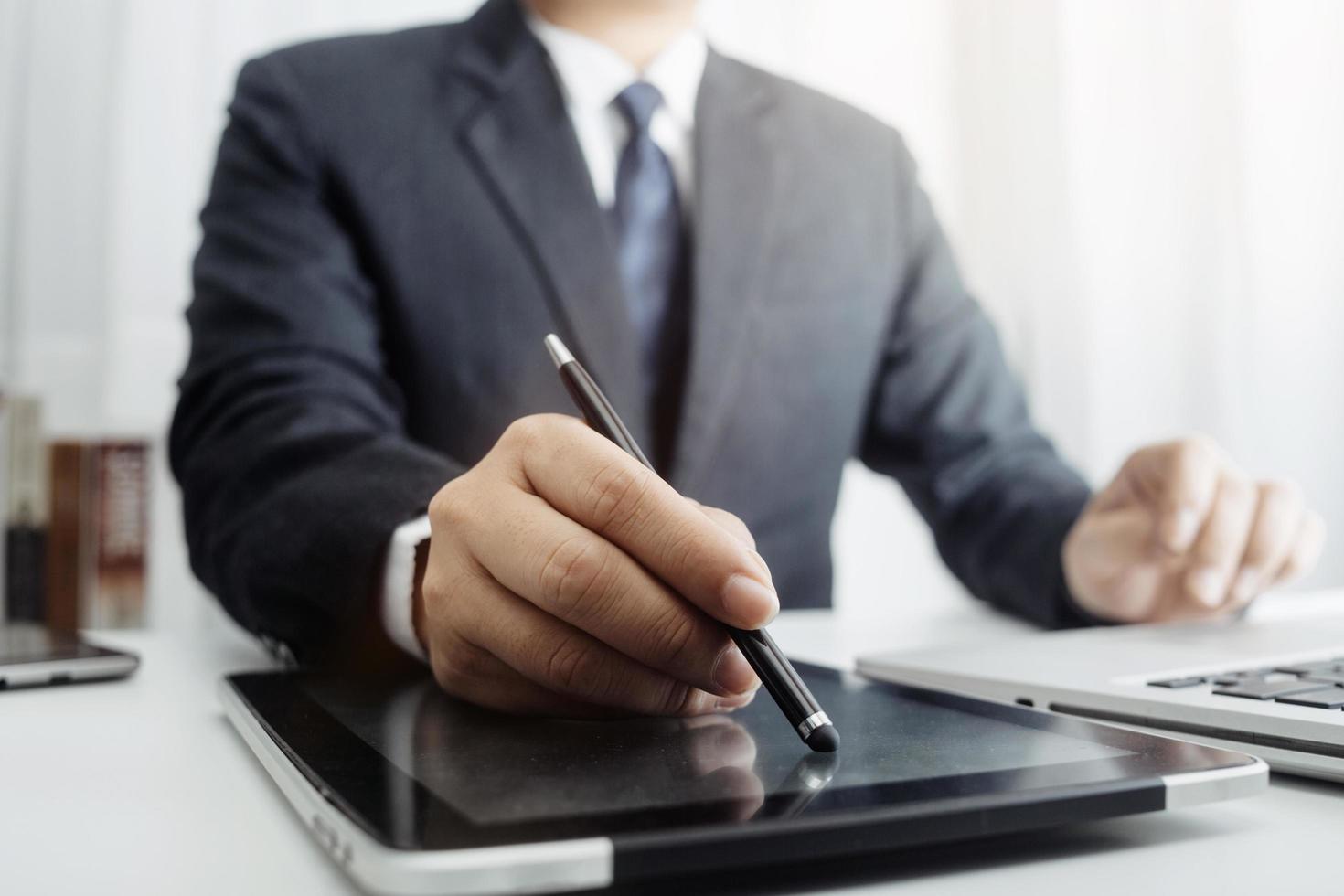 empresários reunidos para analisar e discutir e debater os dados do gráfico do relatório financeiro no trabalho em equipe do consultor financeiro do escritório e no conceito de contabilidade. foto