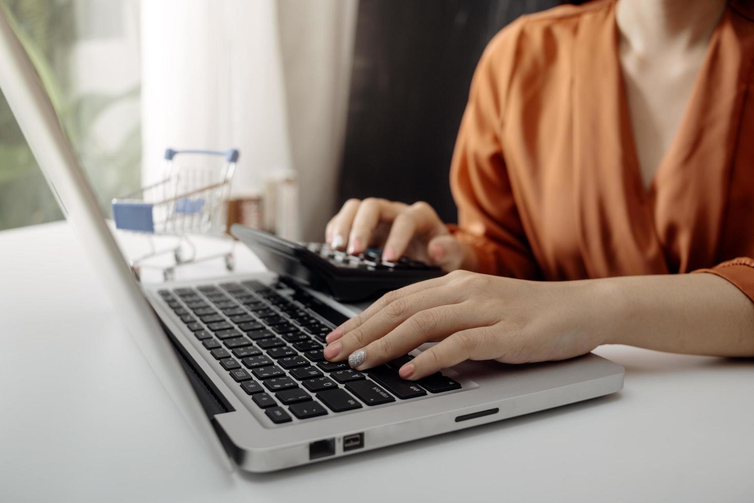 empresários reunidos para analisar e discutir e debater os dados do gráfico do relatório financeiro no trabalho em equipe do consultor financeiro do escritório e no conceito de contabilidade. foto