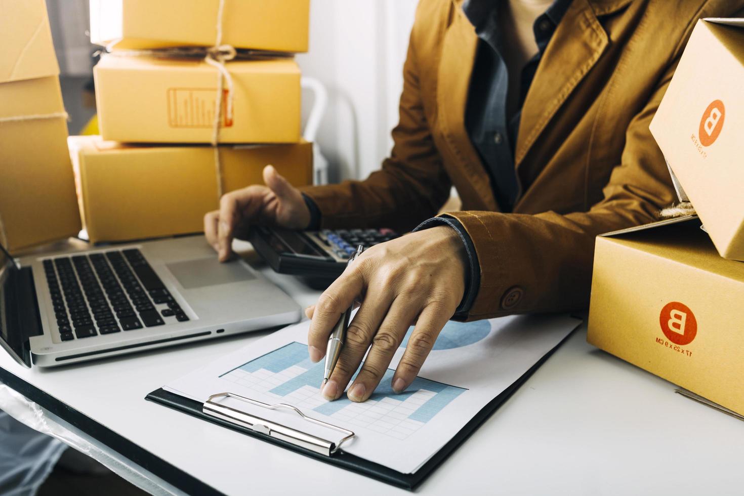 ideias de vendas online para trabalhar em casa. homem asiático está atendendo telefonemas. aceitar encomendas de clientes online. venda muito boa. negócios online e e-commerce.loja online foto