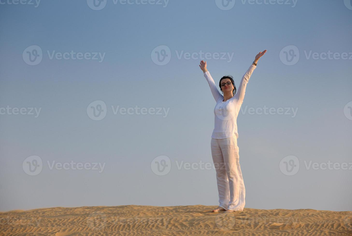 mulher relaxa no deserto foto