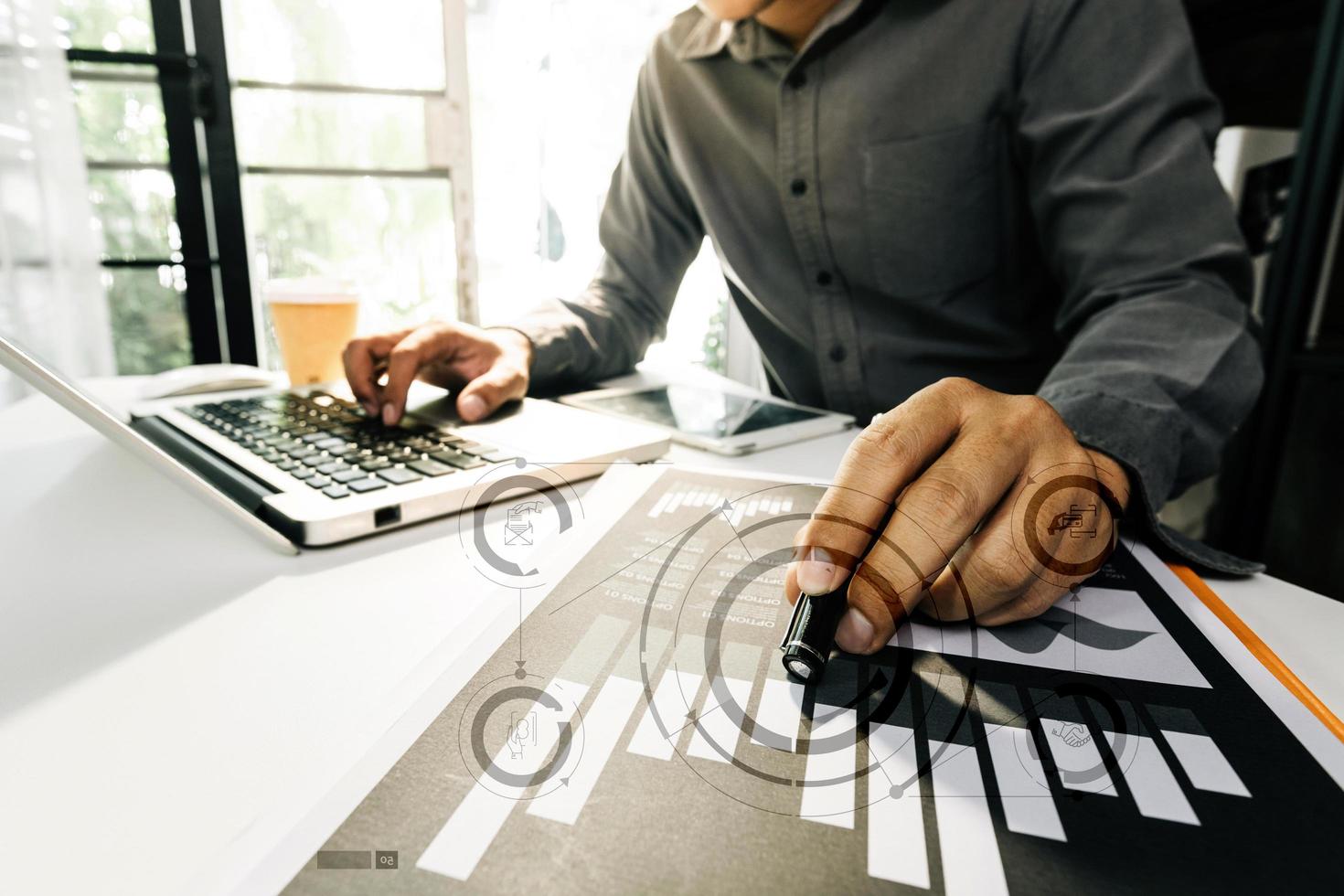 empresários reunidos para analisar e discutir e debater os dados do gráfico do relatório financeiro no trabalho em equipe do consultor financeiro do escritório e no conceito de contabilidade. foto