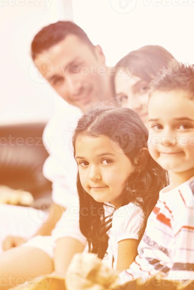 família jovem em casa foto