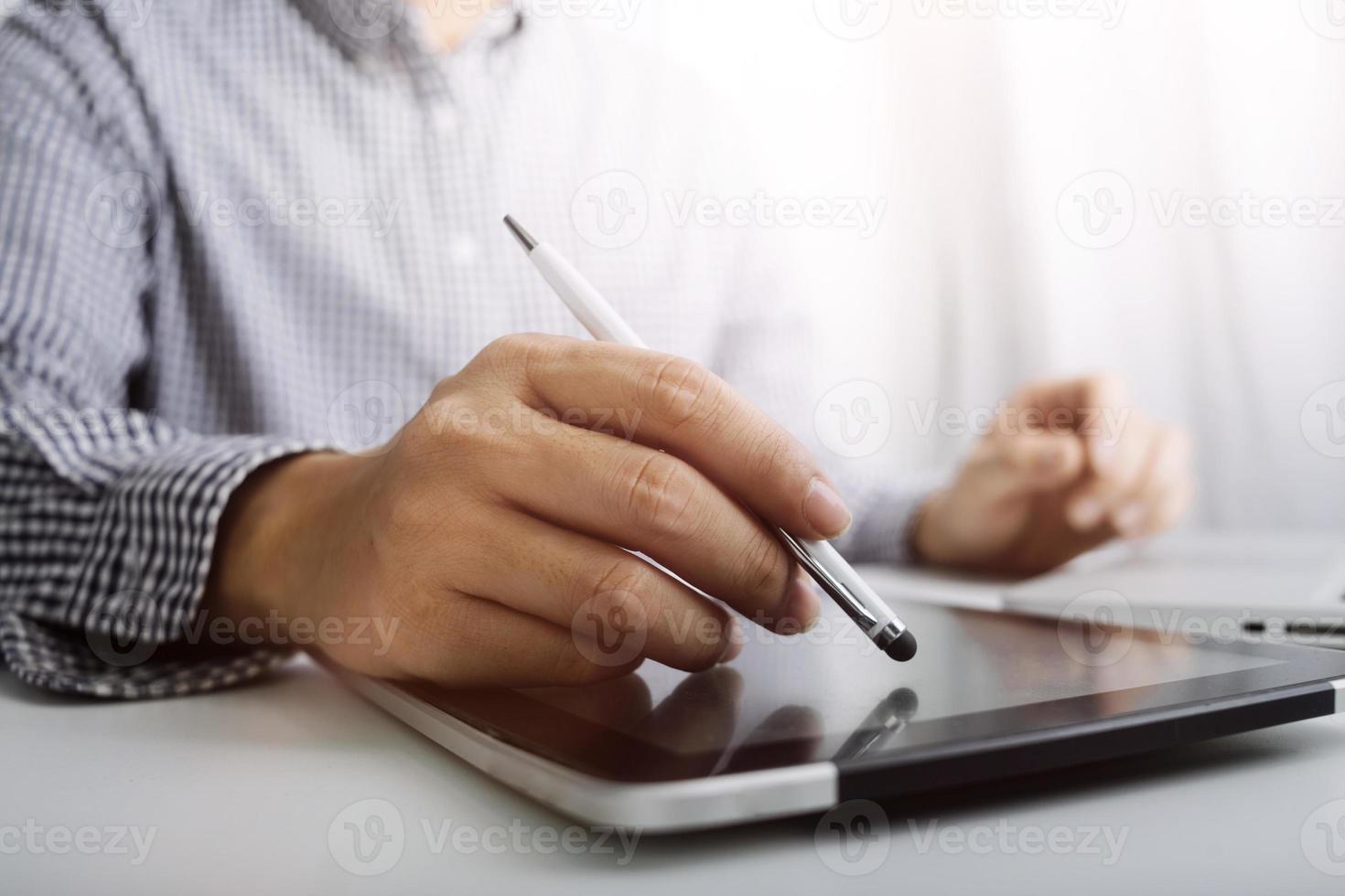 empresários reunidos para analisar e discutir e debater os dados do gráfico do relatório financeiro no trabalho em equipe do consultor financeiro do escritório e no conceito de contabilidade. foto