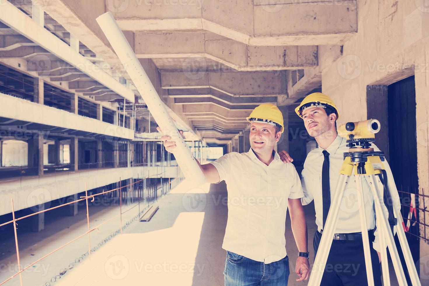 equipe de arquitetos no canteiro de obras foto