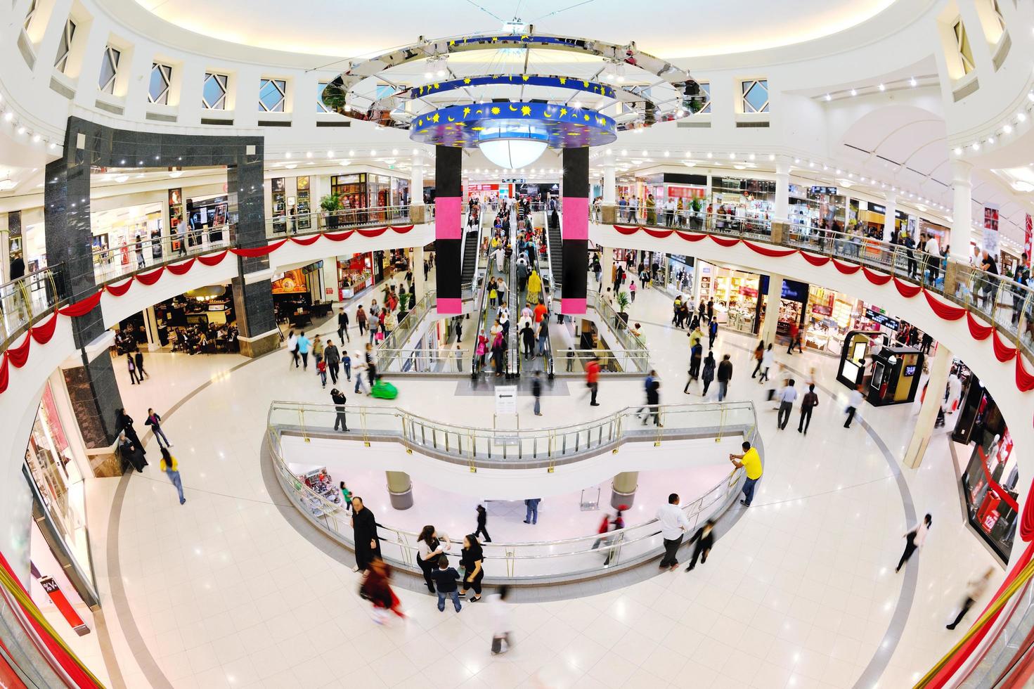 interior de um shopping foto