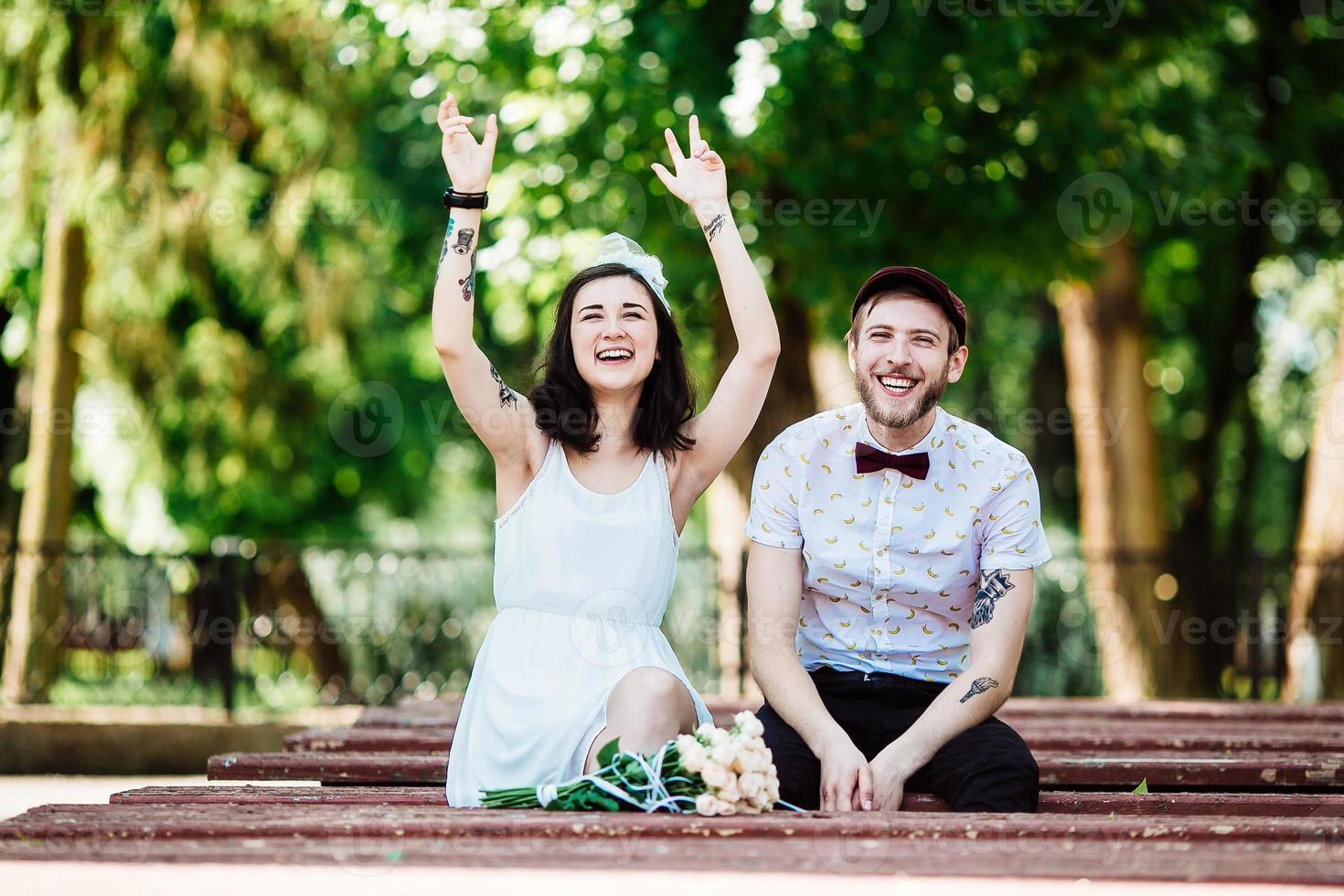 lindo casal na cidade foto