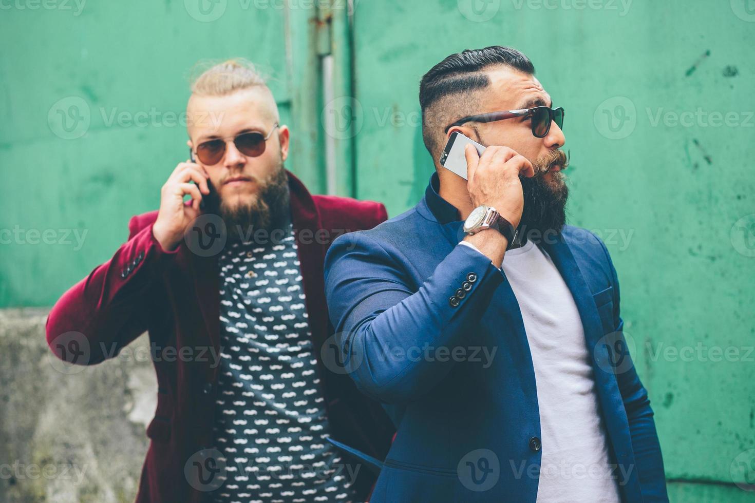 dois empresário barbudo olhando para celular foto