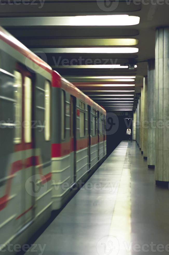 imagem borrada de um metrô com uma jovem desconhecida e um trem em movimento. foto