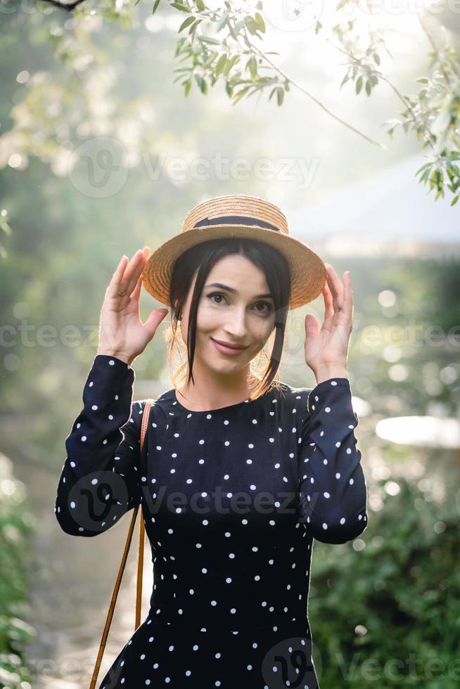 menina de chapéu posando na câmera foto