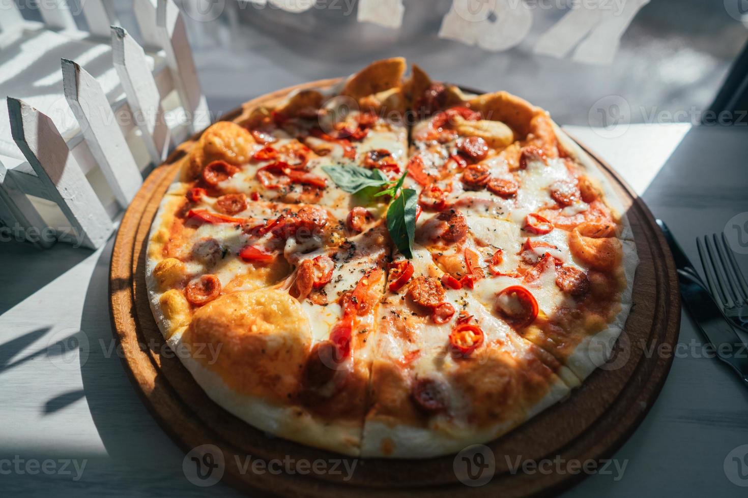 pizza em cima da mesa foto