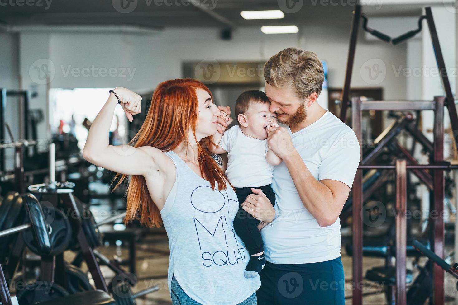 jovem família com menino no ginásio foto