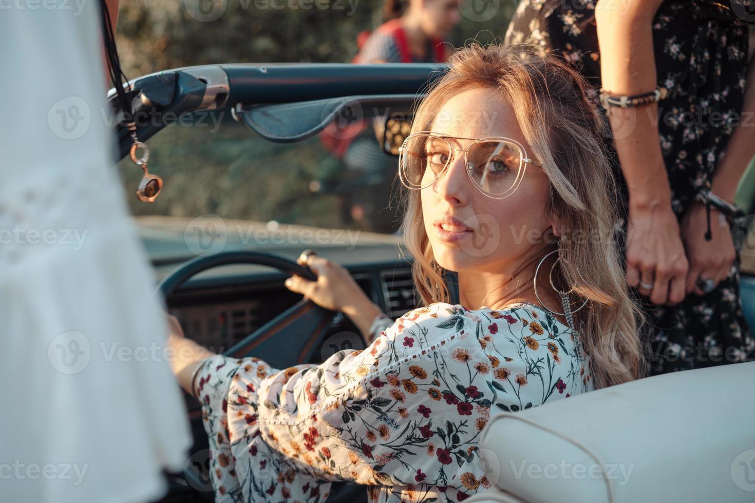 a garota ao volante de um carro foto