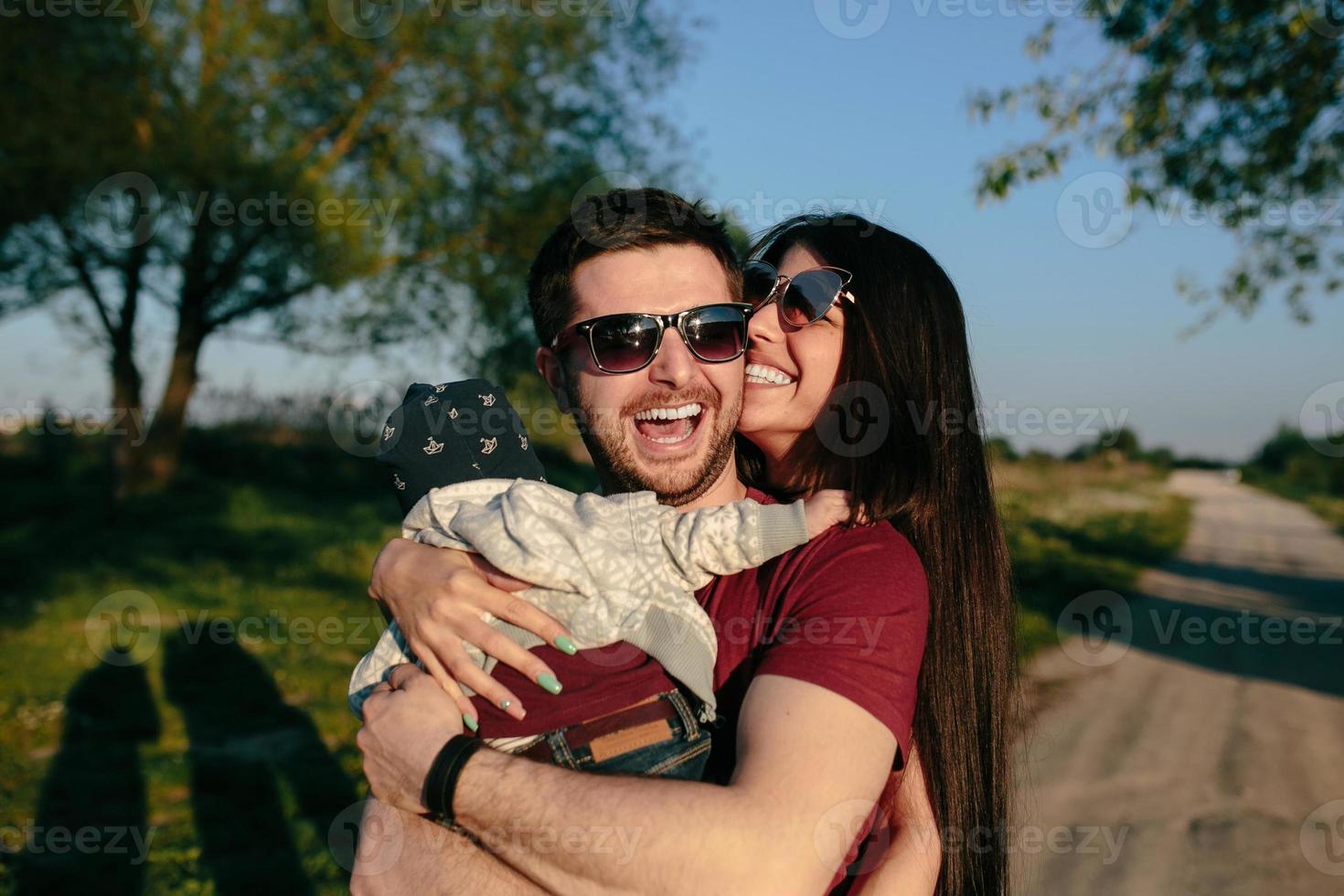 jovem família com uma criança na natureza foto