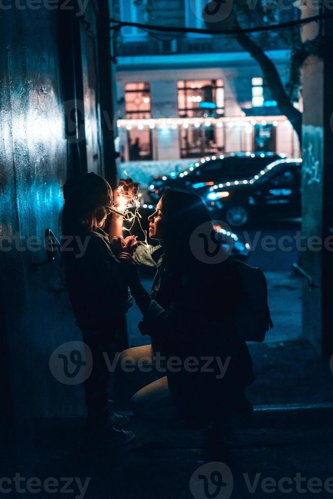 mãe e filha posando para a câmera foto