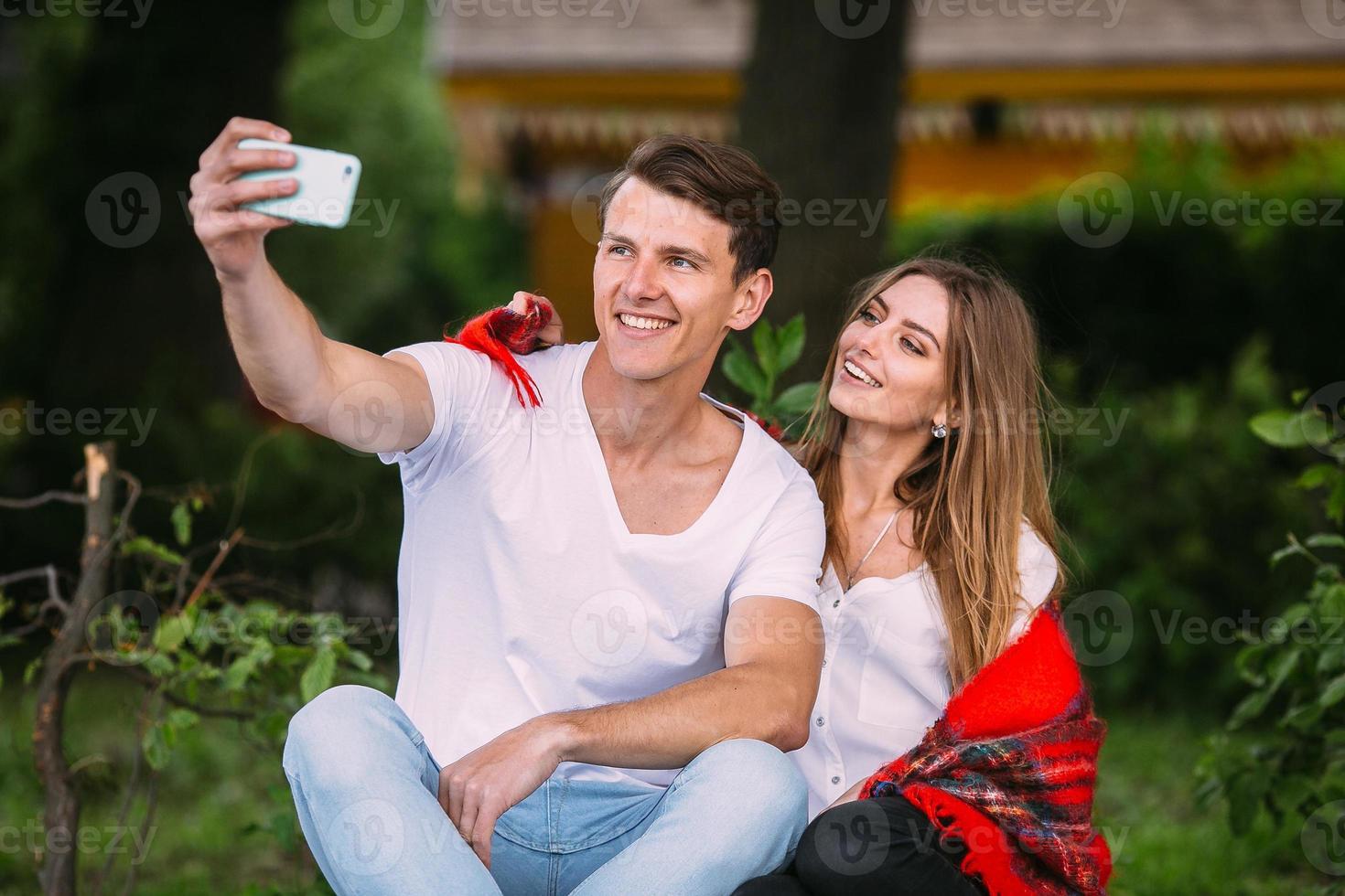 lindo casal jovem faz selfie foto