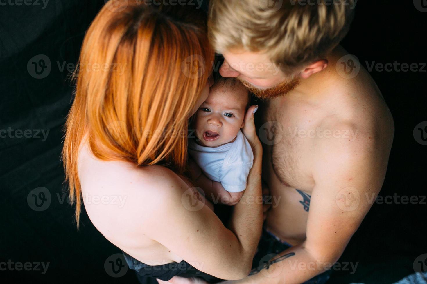 família feliz em um fundo preto foto