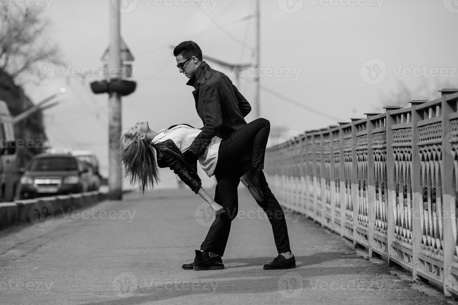 jovem casal lindo foto