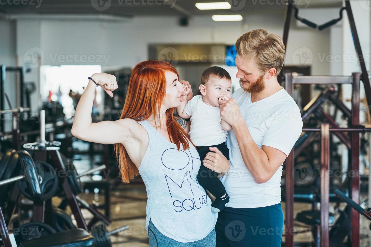 jovem família com menino no ginásio foto