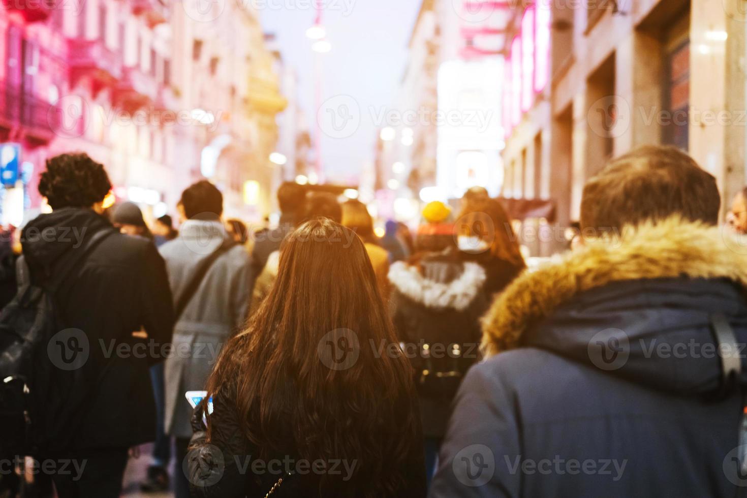 multidão de pessoas andando na rua movimentada foto